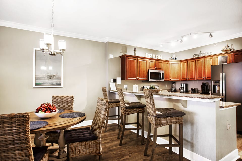 Dining looking to bar and kitchen