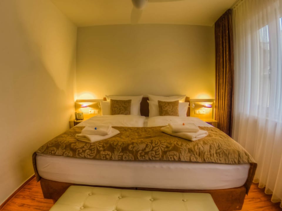 Double Room | In-room safe, desk, blackout drapes, free WiFi