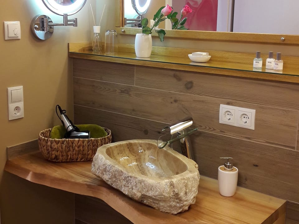 Shower, free toiletries, hair dryer, towels