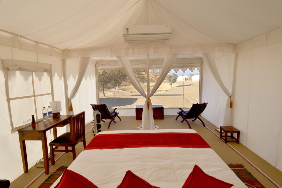 Superior Luxury Tent | Desk, rollaway beds (surcharge), bed sheets