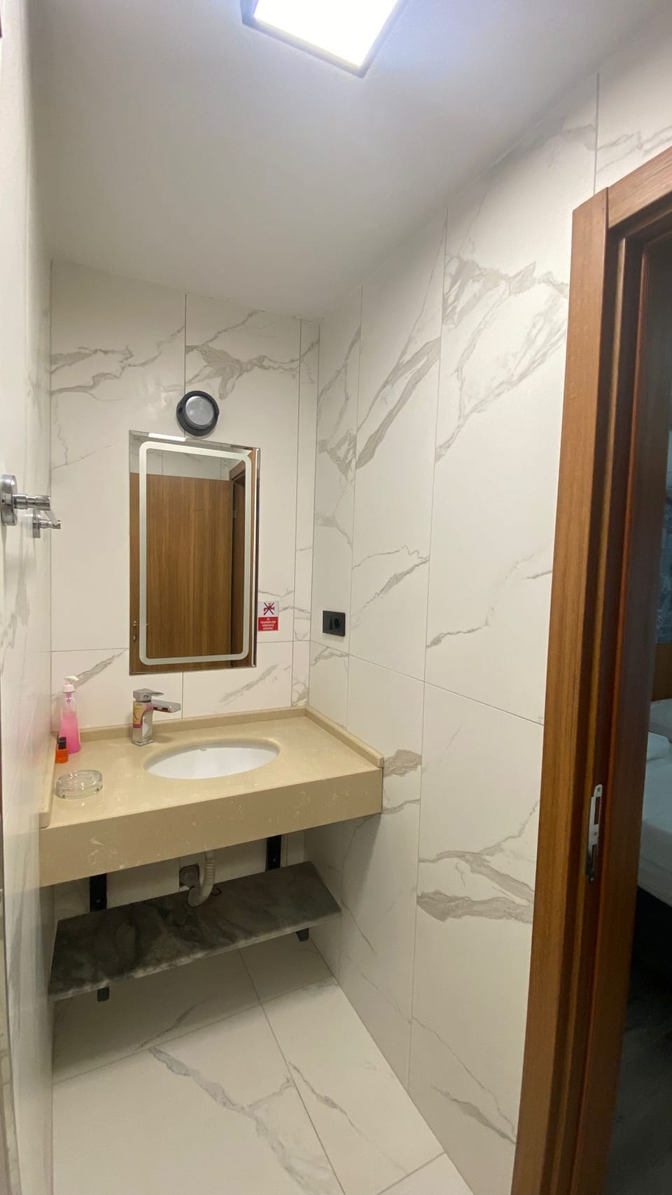 Deluxe Double Room | Bathroom sink