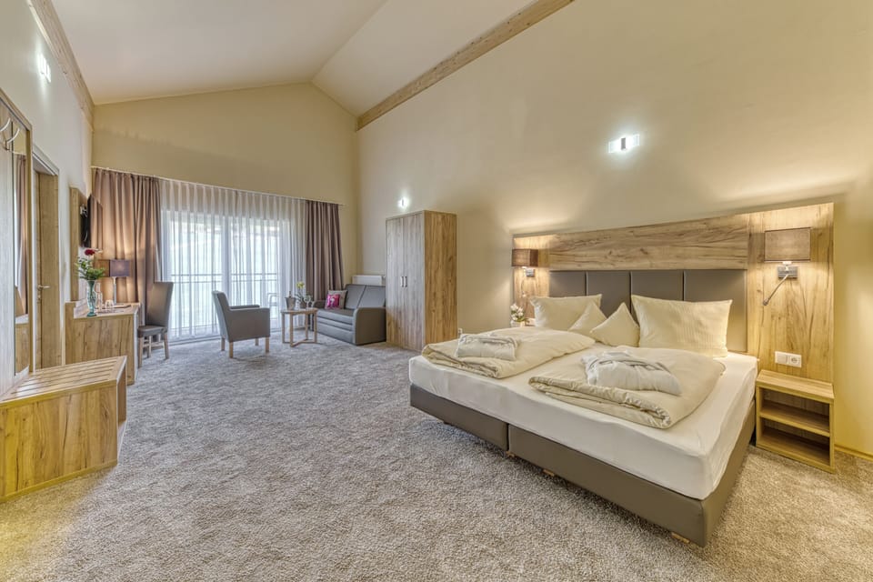 Suite (Wellness) | Hypo-allergenic bedding, iron/ironing board, free WiFi, bed sheets