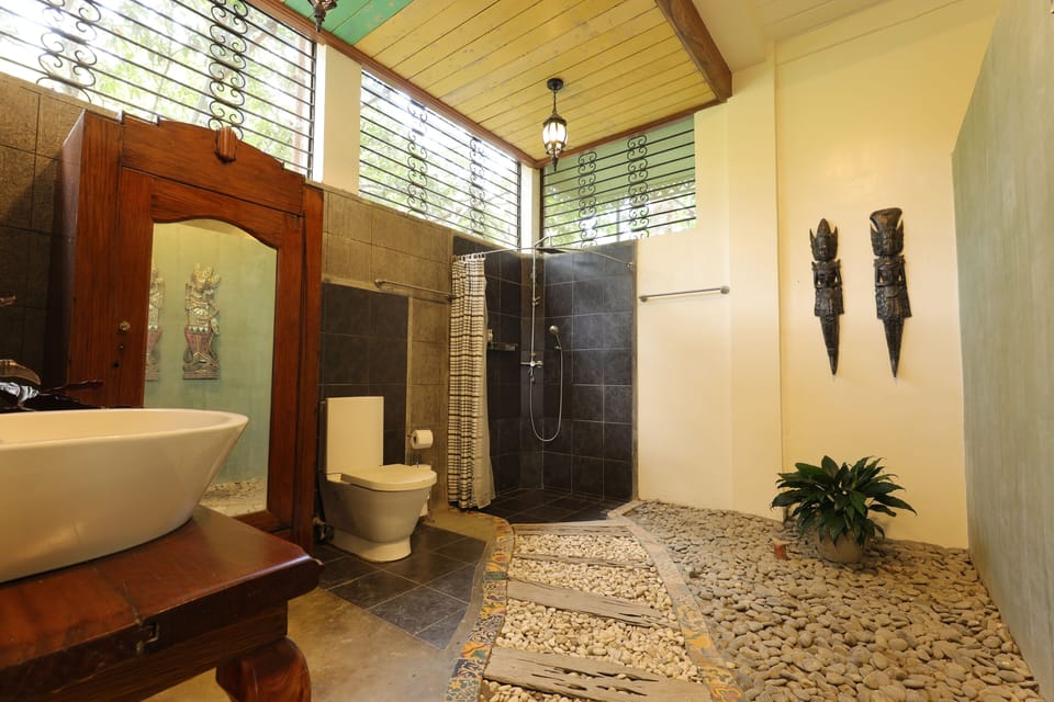 Chico | Bathroom | Shower, bidet, towels, shampoo