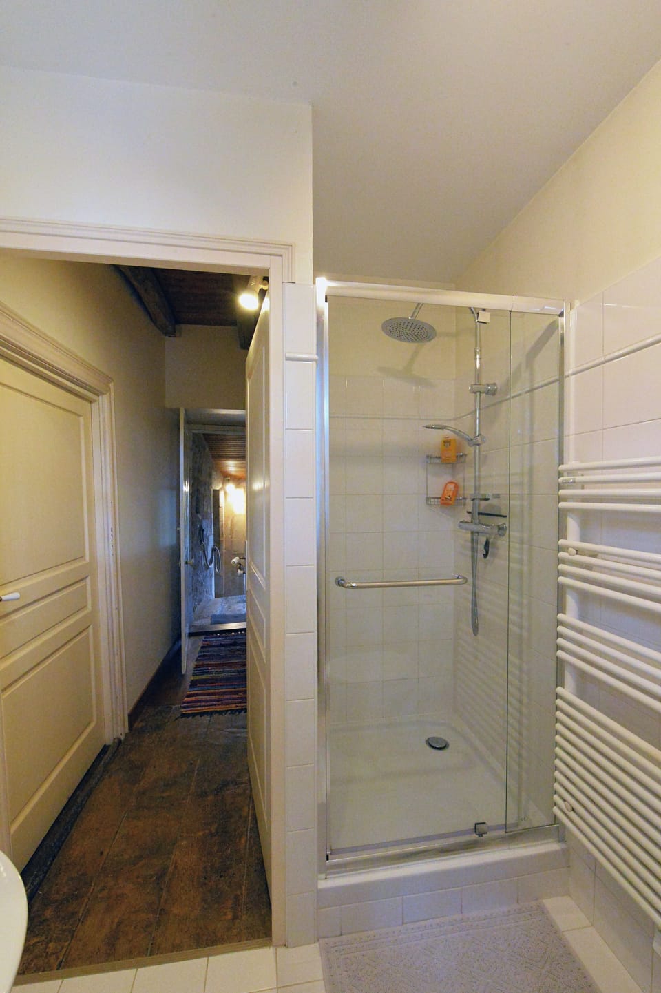 Double Room | Bathroom | Shower, free toiletries, hair dryer, towels
