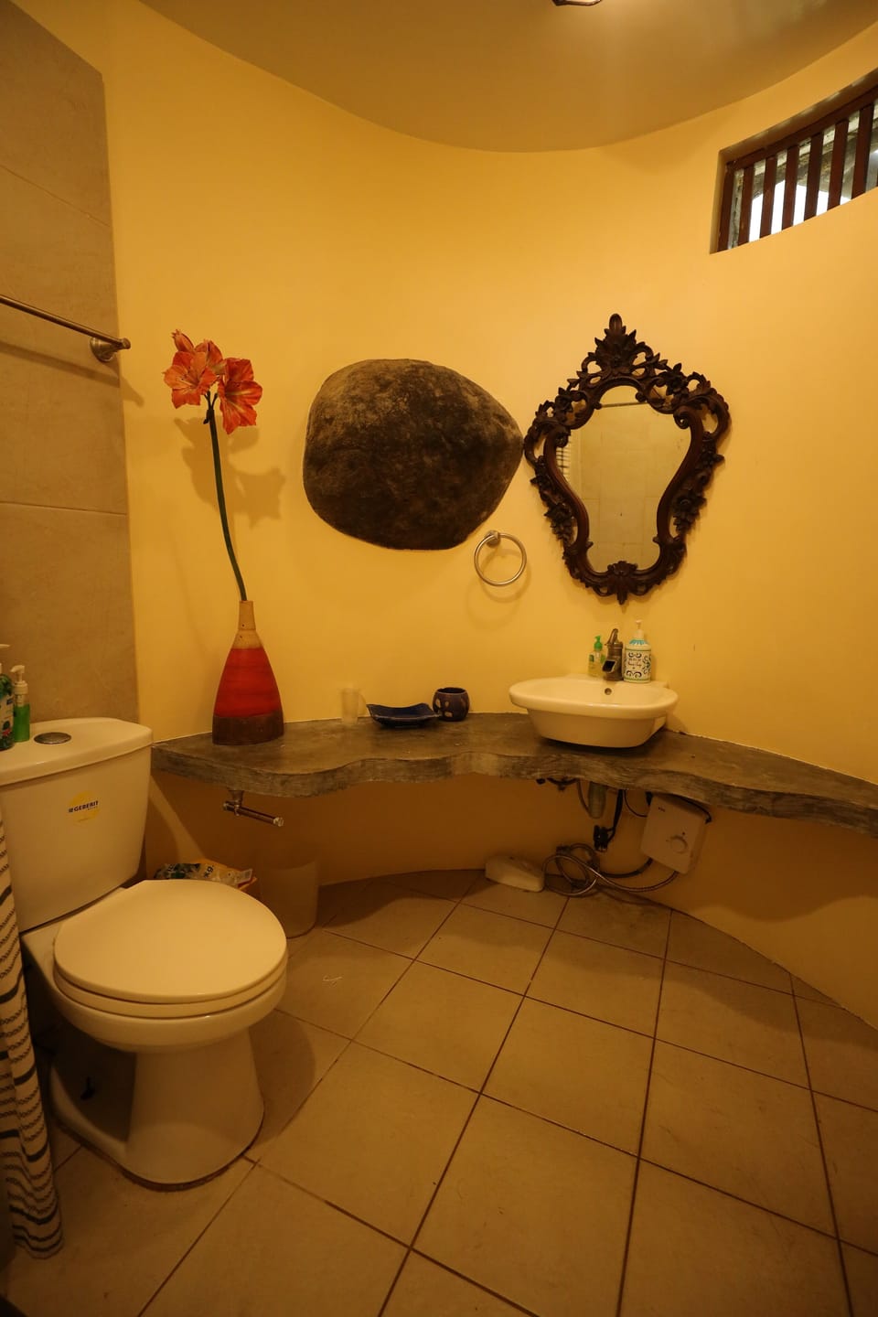 Lanzones | Bathroom | Shower, free toiletries, towels