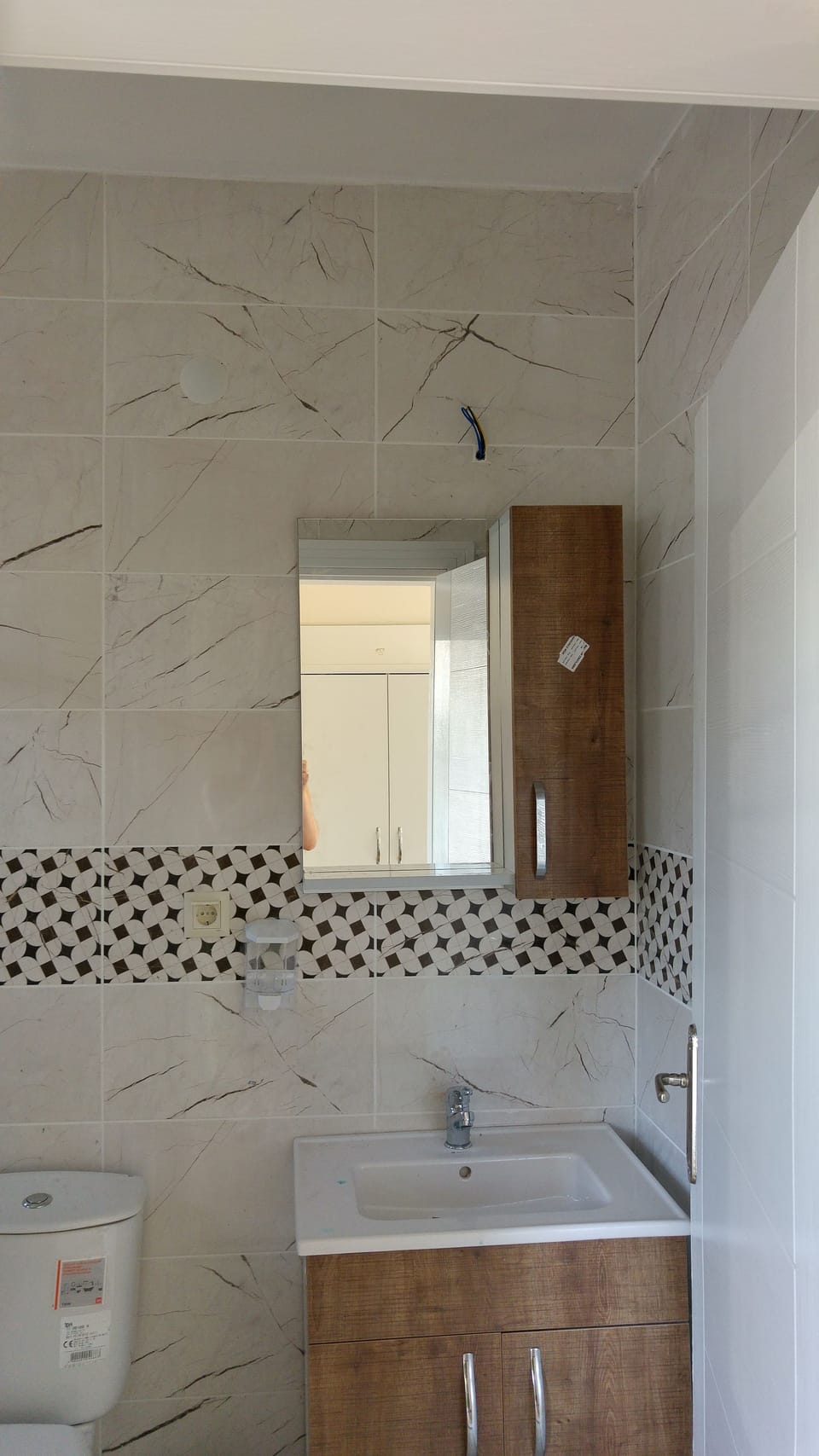 Deluxe Triple Room | Bathroom | Shower, hair dryer, slippers, towels
