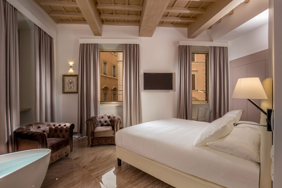 Junior Studio Suite, Bathtub | In-room safe, individually decorated, individually furnished, desk
