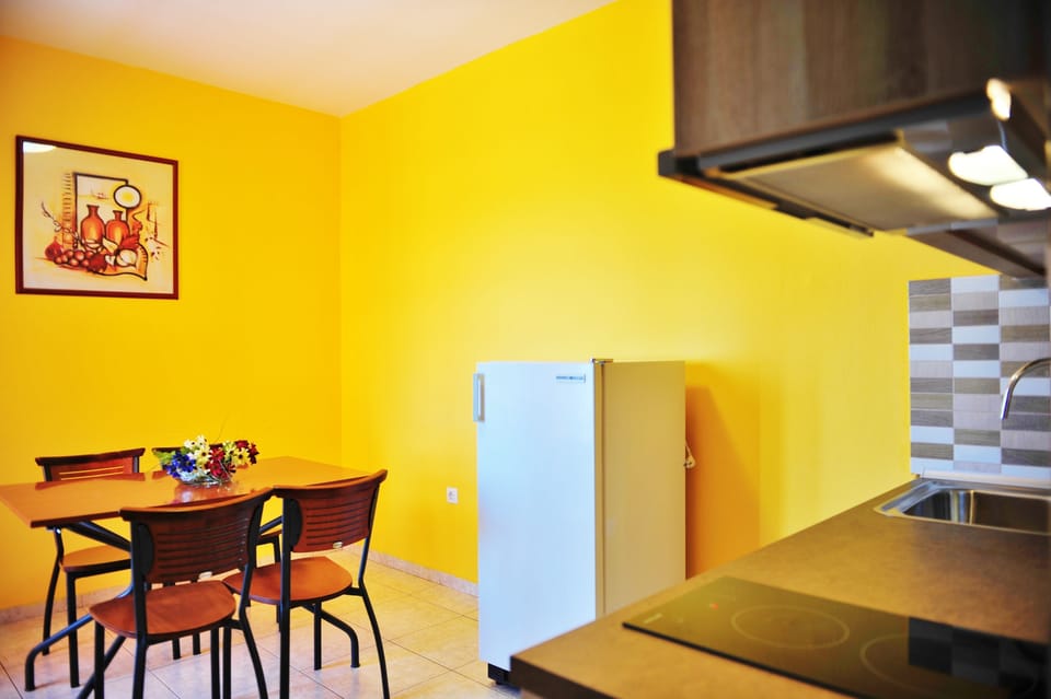 Family Apartment, 2 Bedrooms, Sea View | In-room dining