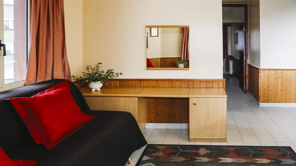 Family Room | Desk, free cribs/infant beds, rollaway beds, free WiFi