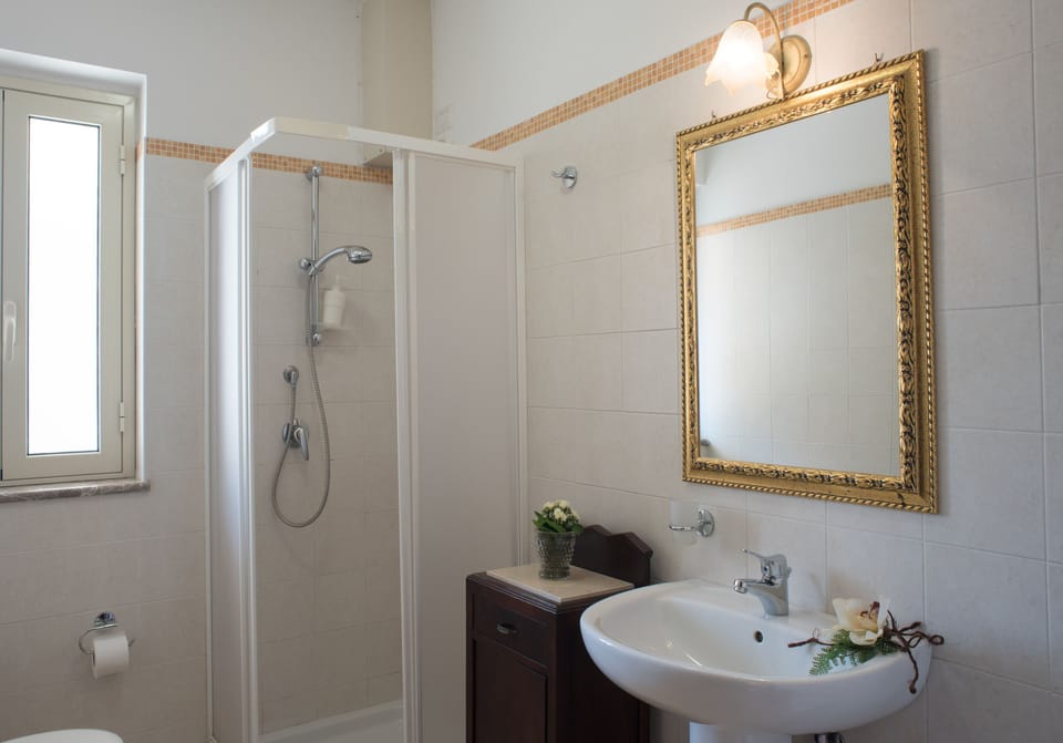 Quadruple Room | Bathroom | Shower, hair dryer, bidet, towels