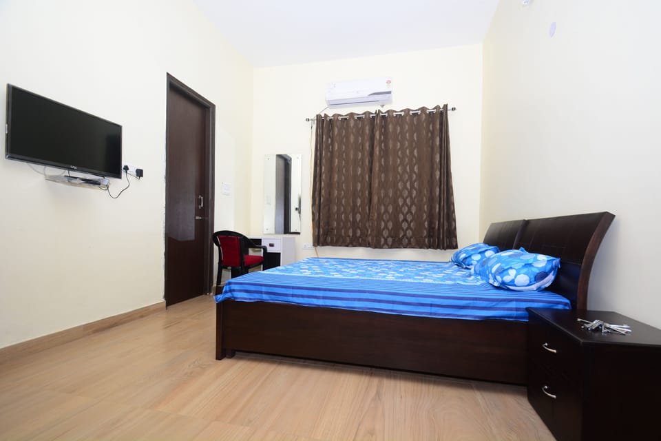 3 bedrooms, individually furnished, desk, laptop workspace