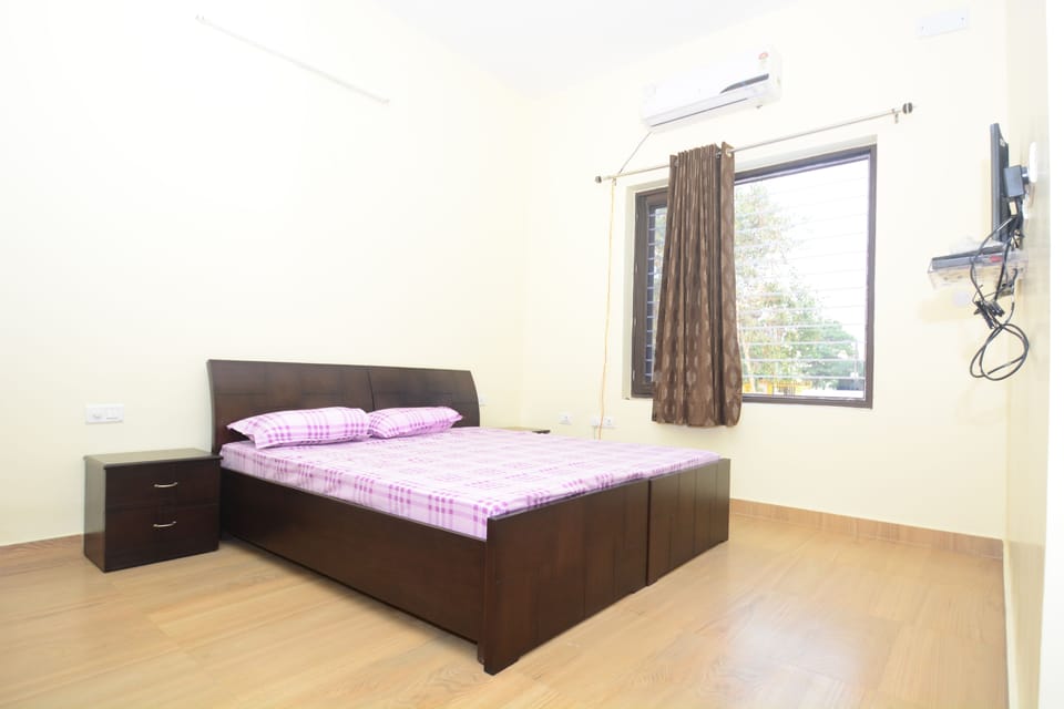 3 bedrooms, individually furnished, desk, laptop workspace