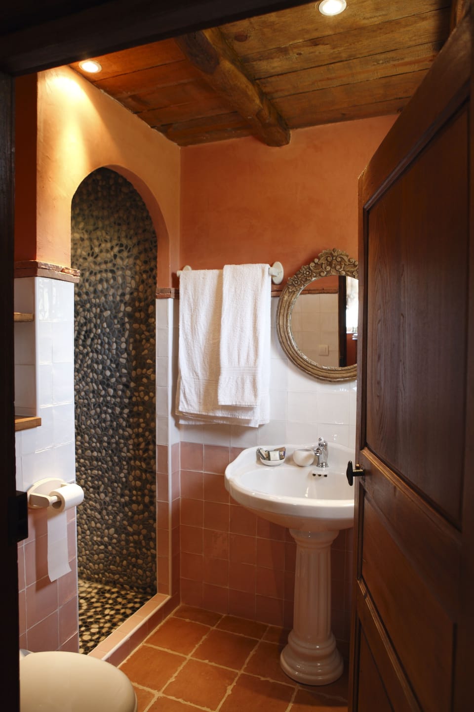 Classic Triple Room, 1 Bedroom | Bathroom | Shower, free toiletries, towels