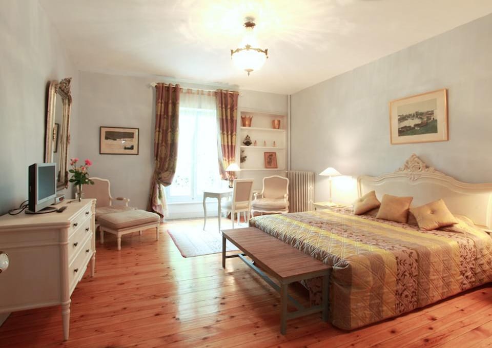Room Montagne Noire | Premium bedding, desk, soundproofing, iron/ironing board