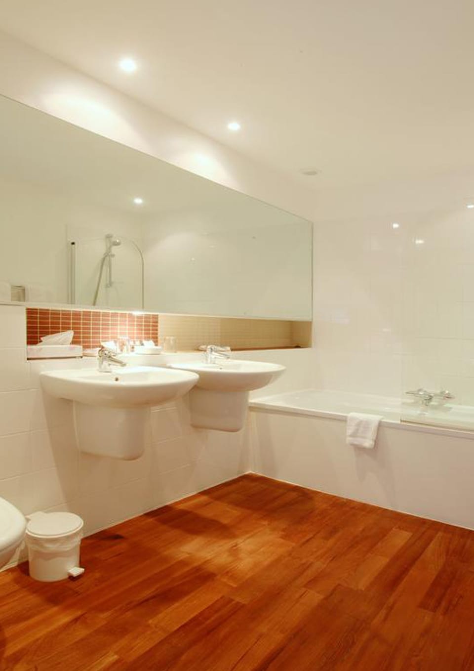 Room Lauragais | Bathroom | Bathtub, deep soaking tub, free toiletries, hair dryer