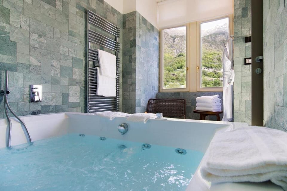 Rainfall showerhead, free toiletries, hair dryer, bathrobes
