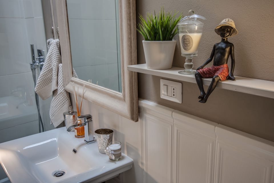 Apartment, 2 Bedrooms | Bathroom | Shower, hair dryer, towels