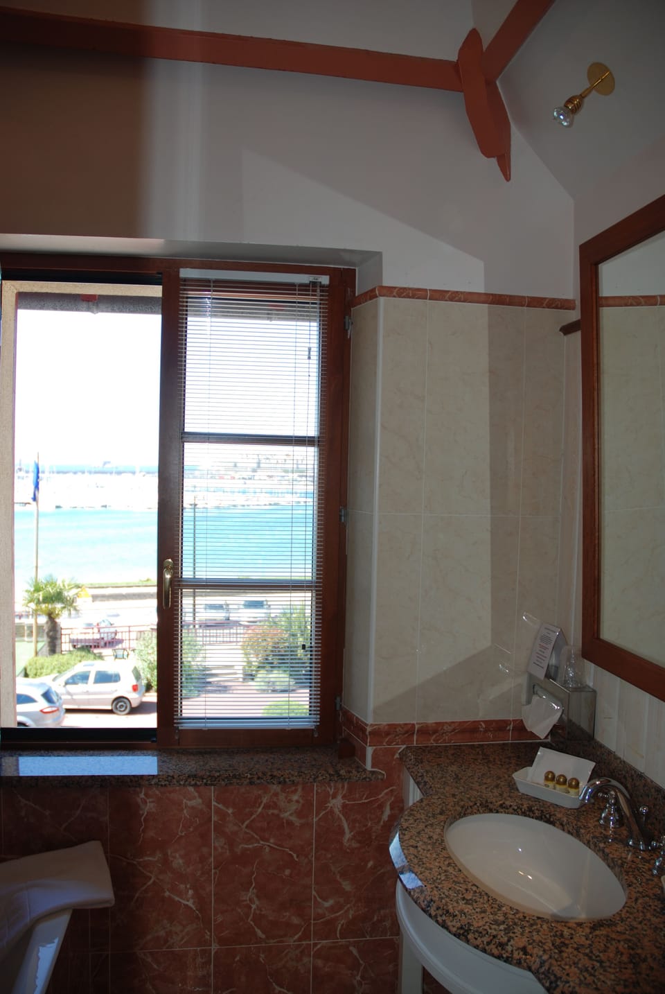 Superior Double Room | Bathroom | Shower, free toiletries, hair dryer, towels