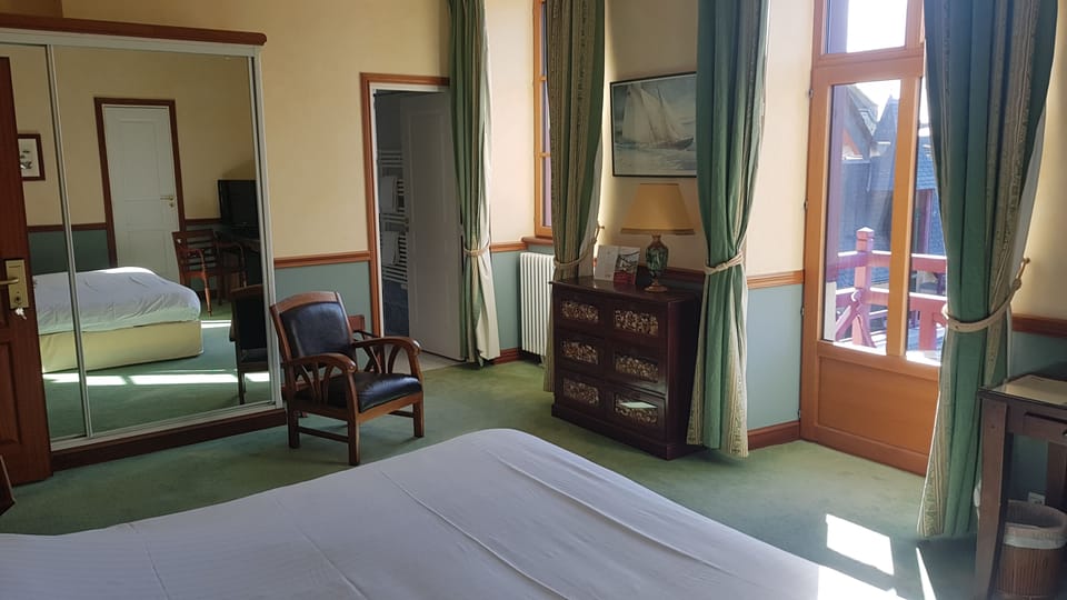 Deluxe Double Room | Minibar, desk, laptop workspace, blackout drapes