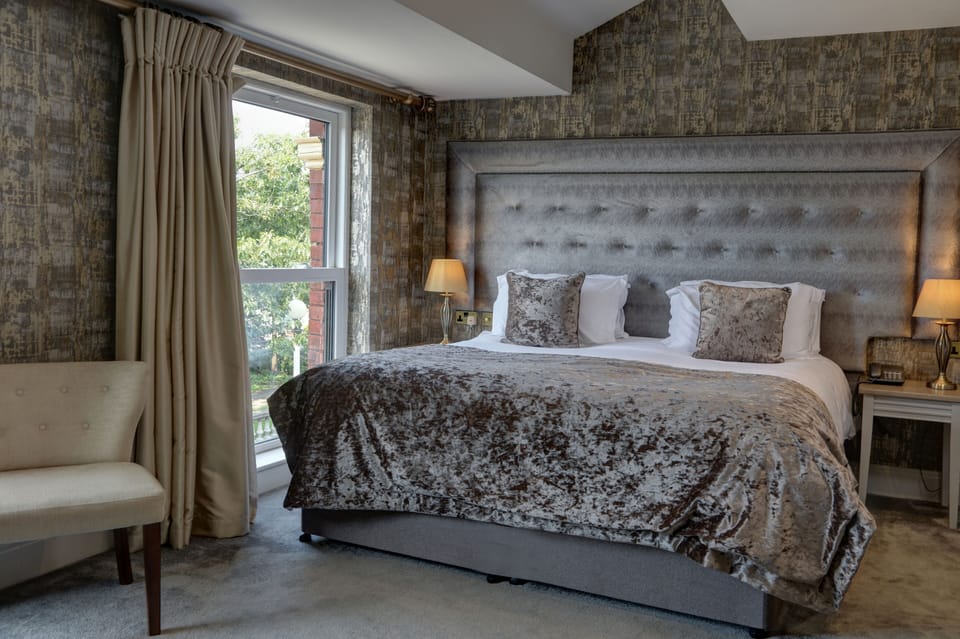 Superior Room, 1 King Bed, Non Smoking (Converts to 2 Twin Beds) | Desk, soundproofing, iron/ironing board, free WiFi