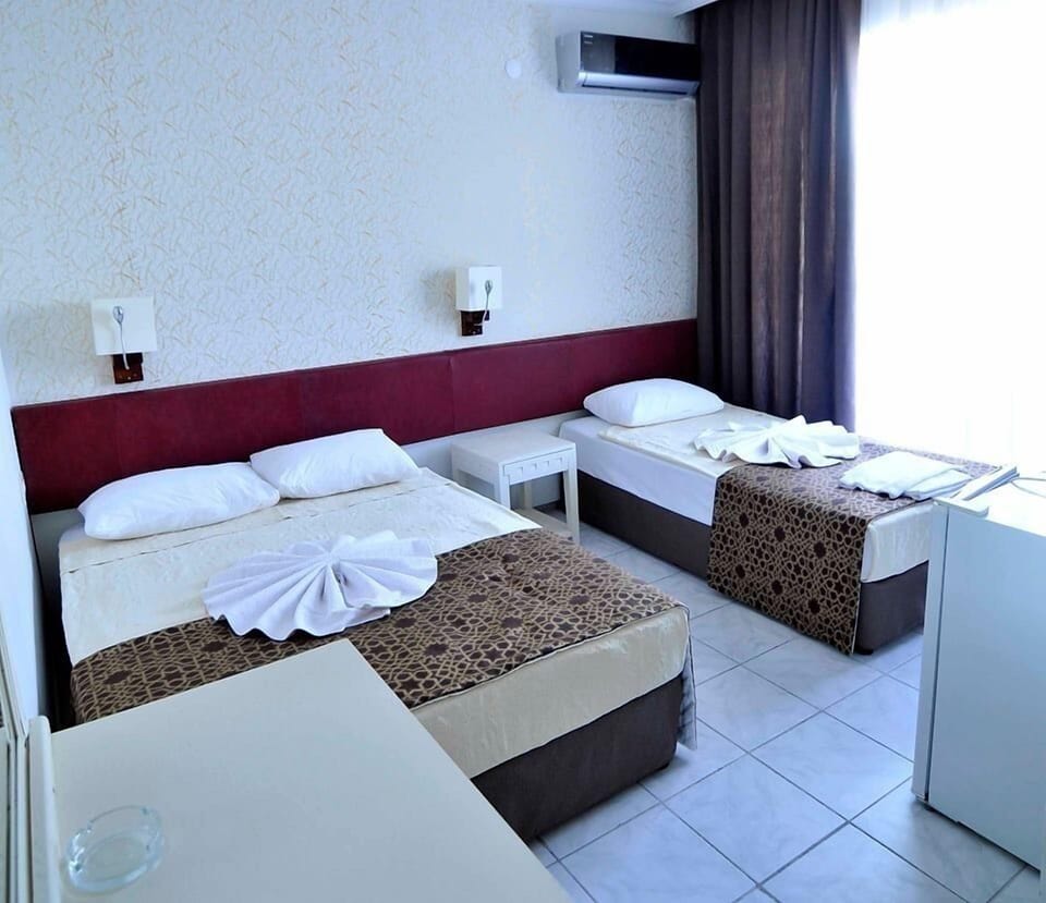 Family Room | Minibar, desk, free WiFi, bed sheets