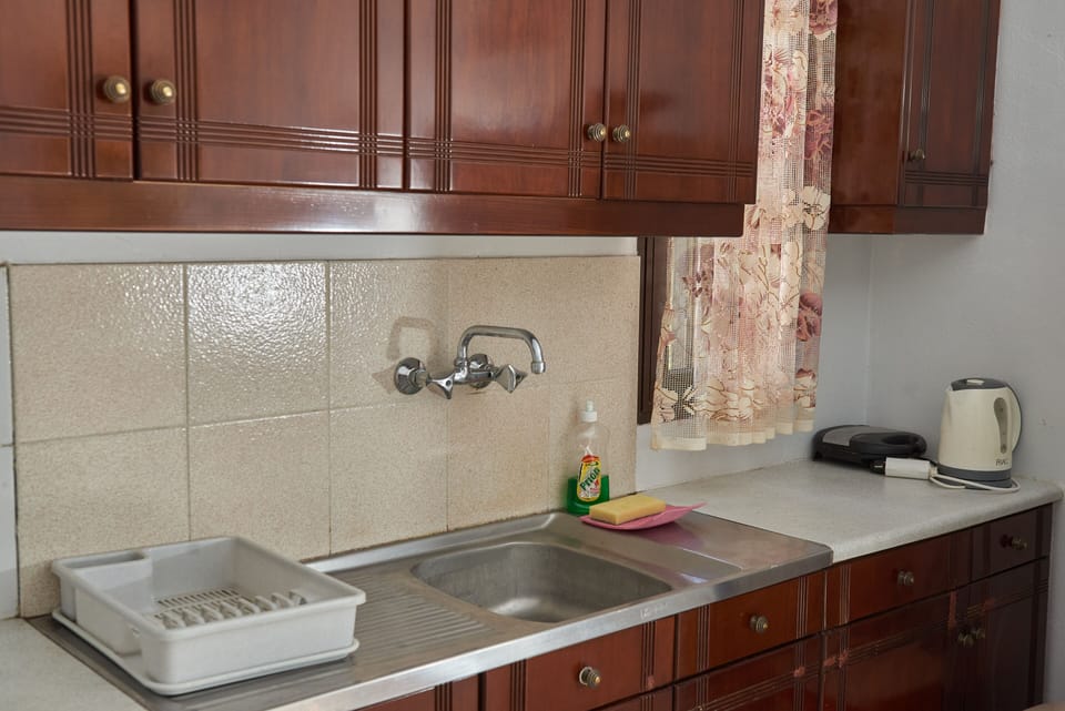 Fridge, oven, stovetop, coffee/tea maker