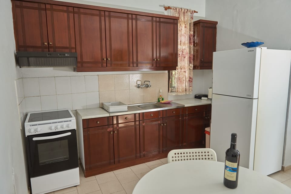 Fridge, oven, stovetop, coffee/tea maker