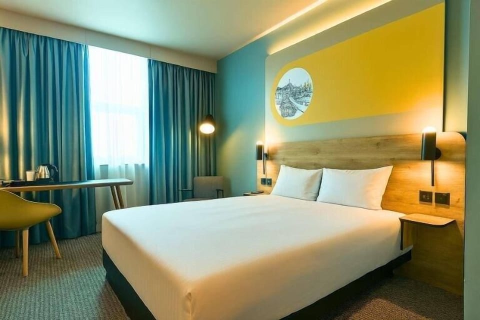 Double Room | 1 bedroom, hypo-allergenic bedding, desk, blackout drapes