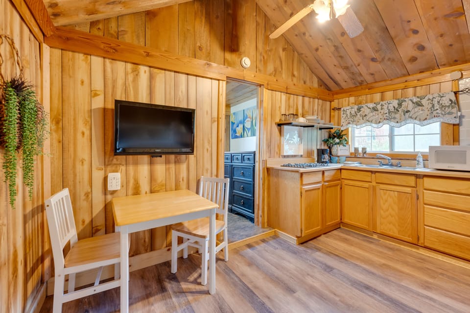 Dining Area | Smart TV