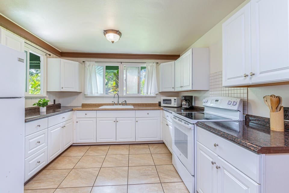 Fully stalked size kitchen with electric stove, oven. small appliances. 