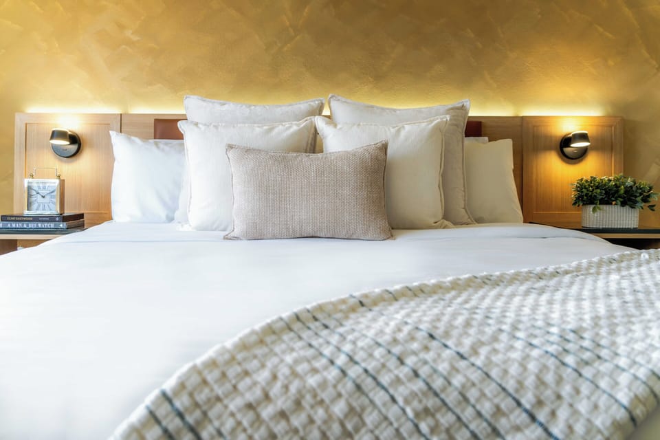 Classic Room, 1 King Bed | In-room safe, individually decorated, individually furnished, desk