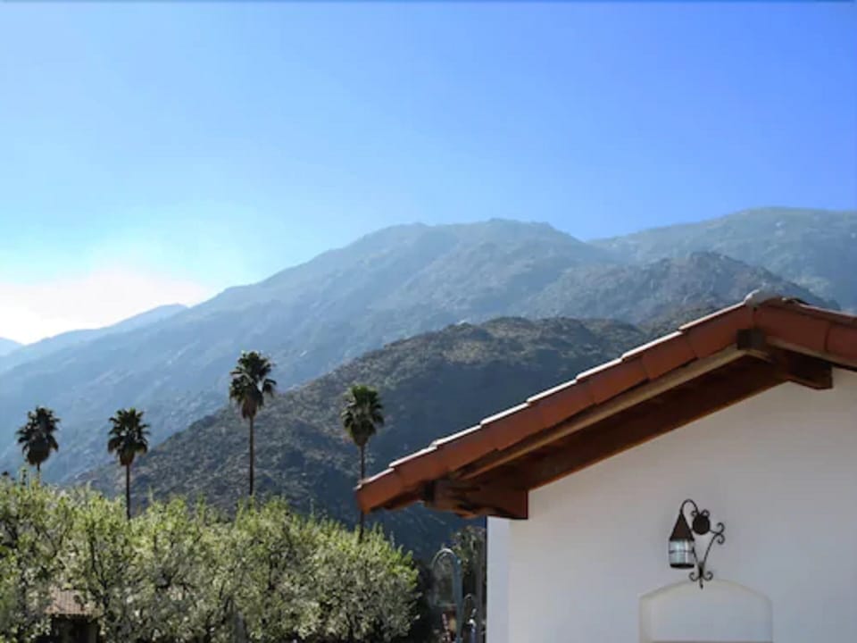 Standard Room, 1 King Bed, Poolside | Mountain view