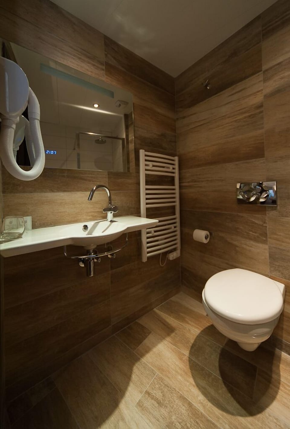 Rainfall showerhead, free toiletries, hair dryer, towels