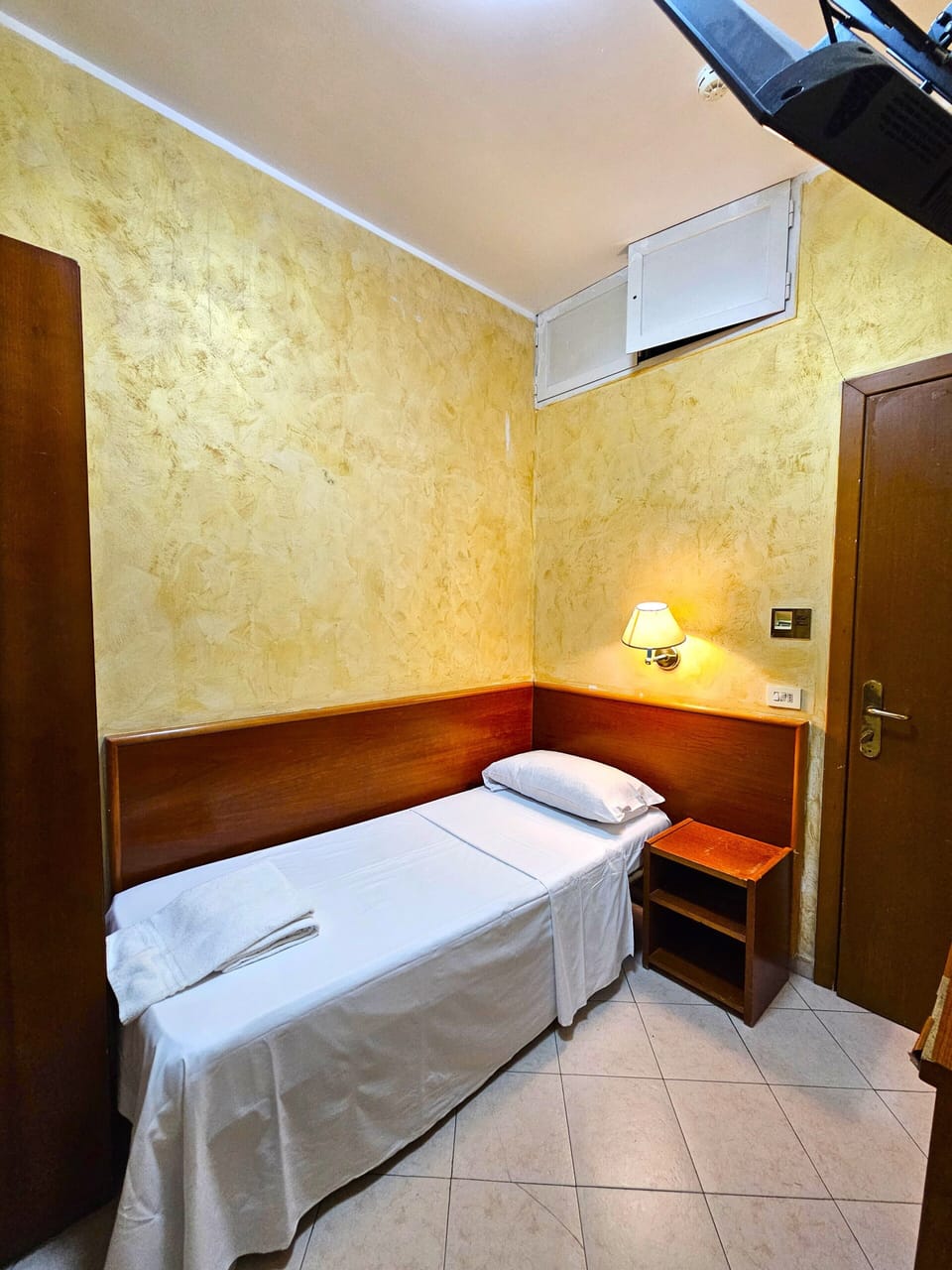 Single Room | Desk, bed sheets