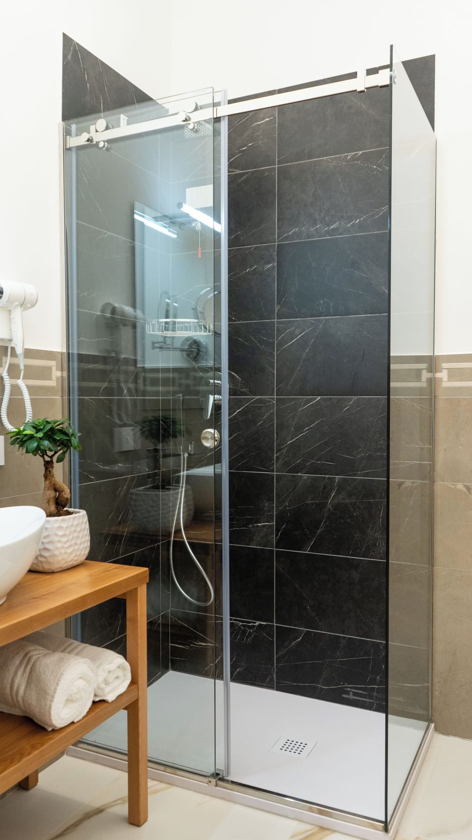 Shower, rainfall showerhead, free toiletries, hair dryer