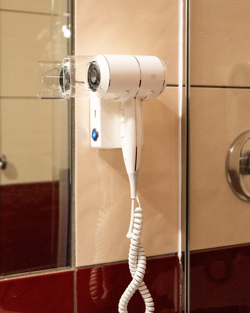 Shower, rainfall showerhead, free toiletries, hair dryer