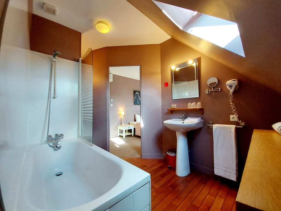 Premium Room | Bathroom | Free toiletries, hair dryer, towels