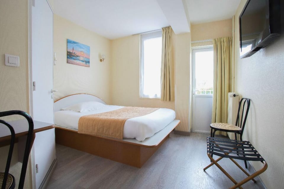 Single Room | Pillowtop beds, desk, soundproofing, iron/ironing board