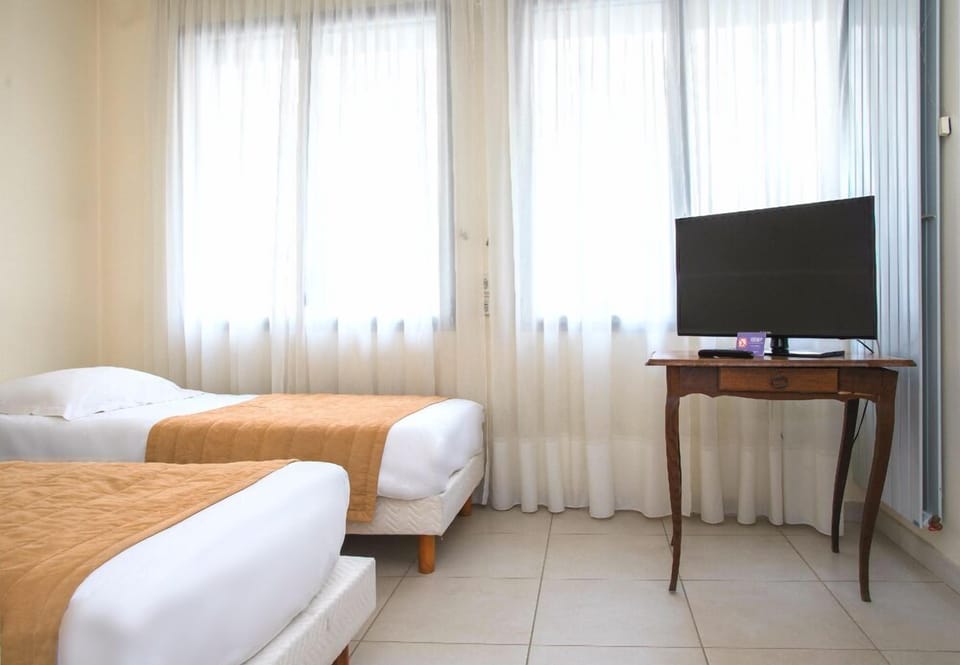 Twin Room | Pillowtop beds, desk, soundproofing, iron/ironing board