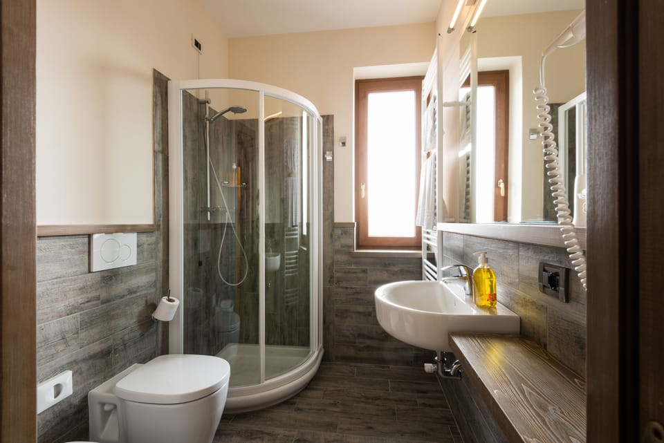 Superior Double Room | Bathroom | Shower, free toiletries, hair dryer, bathrobes