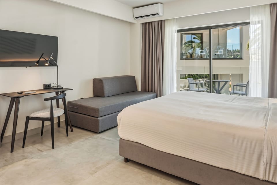 Junior Studio Suite | 1 bedroom, premium bedding, in-room safe, desk