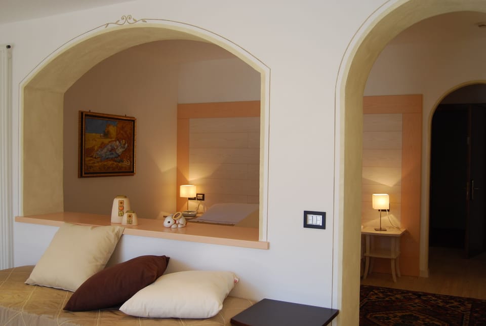 Deluxe Suite | Living room | TV