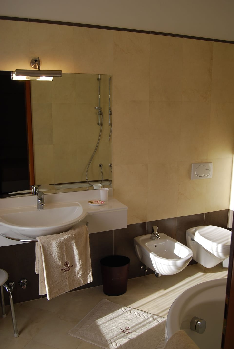 Deluxe Suite | Bathroom | Free toiletries, hair dryer, bathrobes, slippers