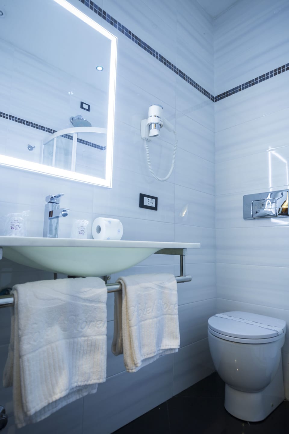 Classic Double or Twin Room | Bathroom | Shower, free toiletries, hair dryer, towels