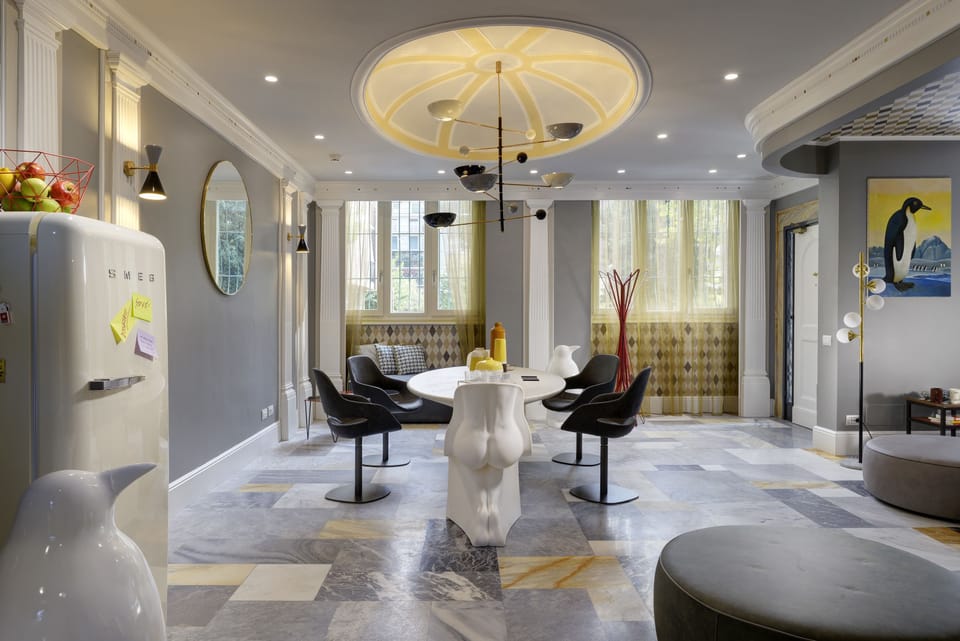 Lobby lounge