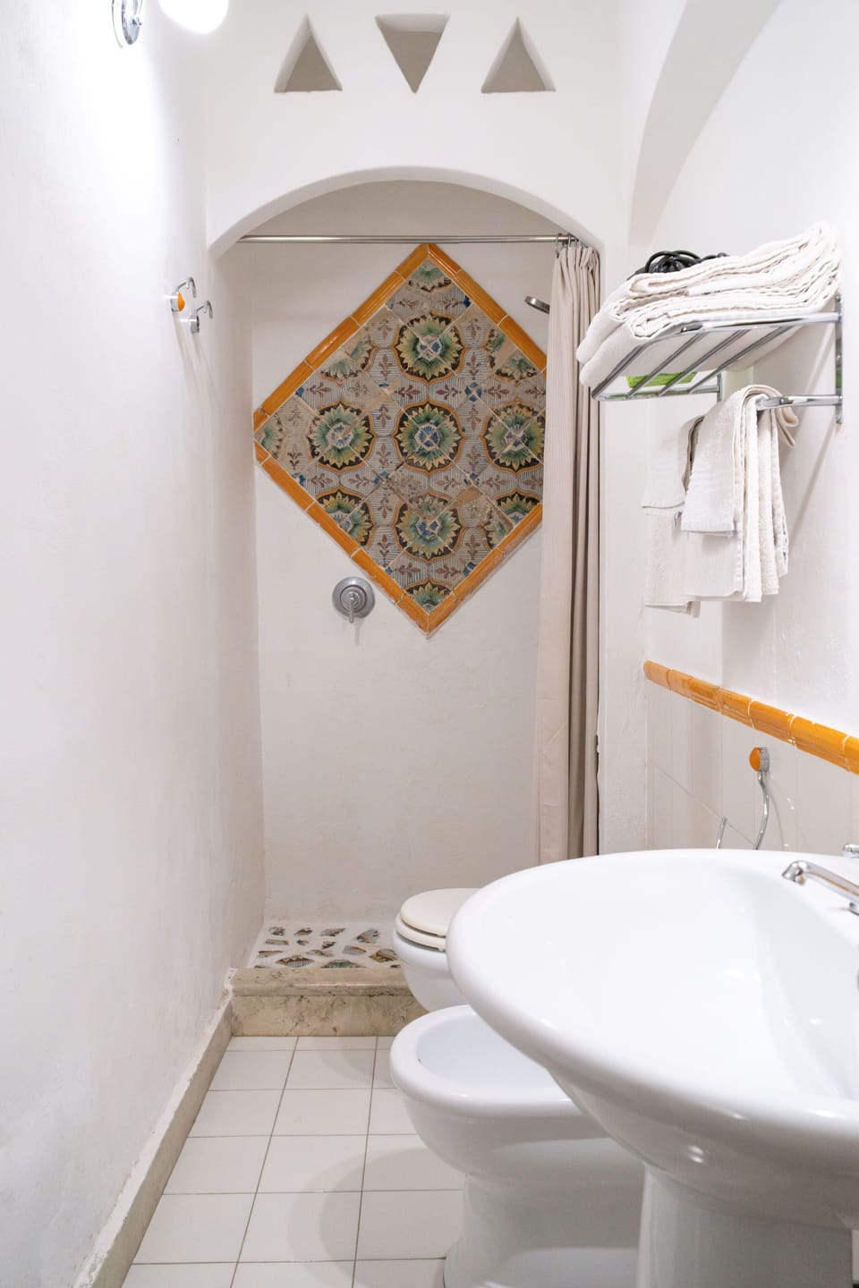 Shower, rainfall showerhead, free toiletries, hair dryer