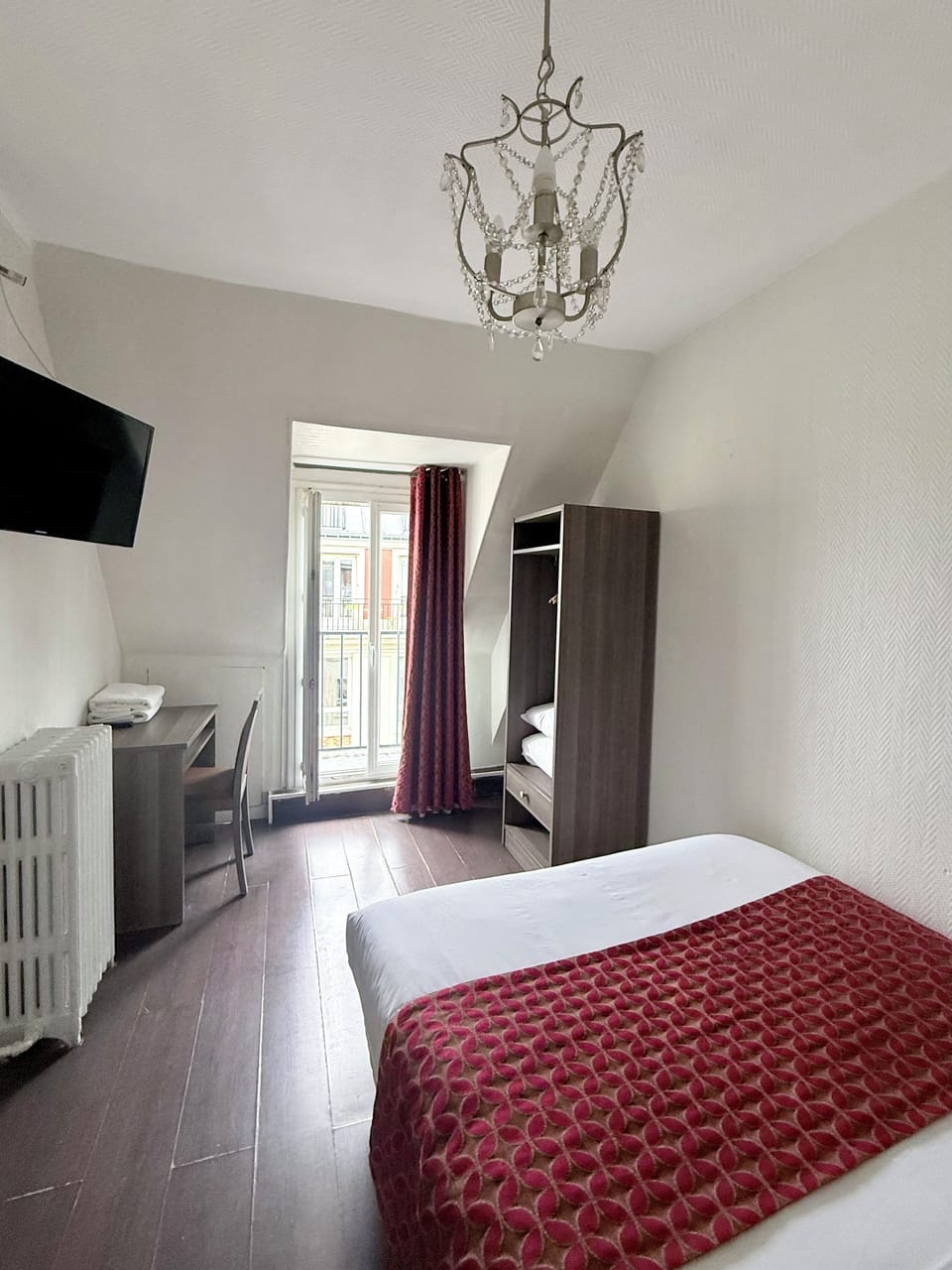 Double Room | Iron/ironing board, free cribs/infant beds, free WiFi, bed sheets