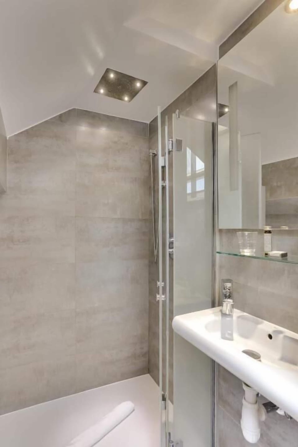 Shower, rainfall showerhead, free toiletries, hair dryer