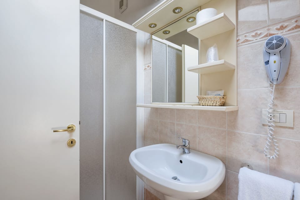 Standard Double Room | Bathroom | Free toiletries, hair dryer, towels