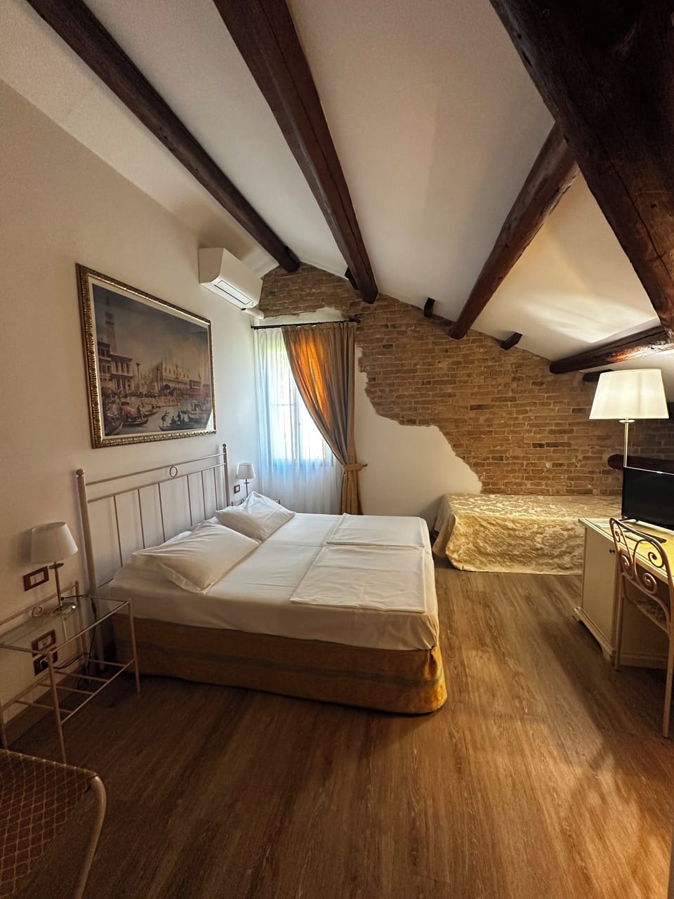 Triple Room | Minibar, in-room safe, WiFi (free), bed sheets